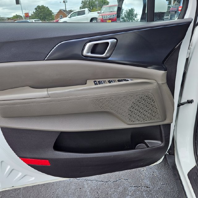 Used 2025 Kia Carnival FWD image 15