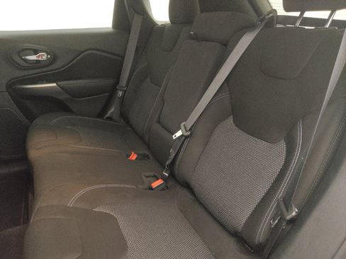 Used 2020 Jeep Cherokee Latitude FWD image 18