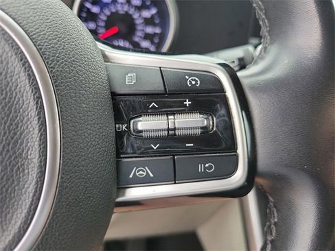 Used 2022 Kia Carnival LX image 28