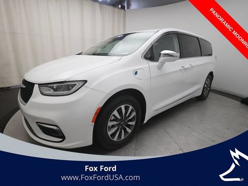 Used 2022 Chrysler Pacifica Limited FWD image 1