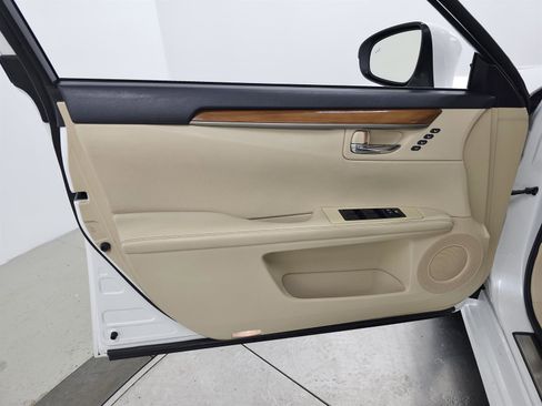 Used 2014 Lexus ES 300h w/ Luxury Package w/Bamboo Trim FWD image 13