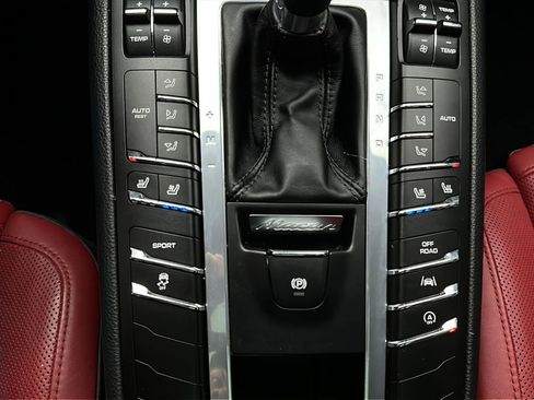 Used 2018 Porsche Macan S image 30