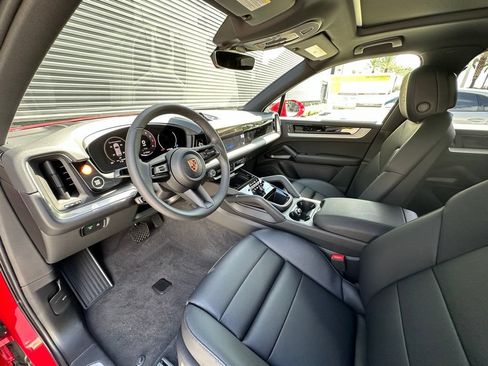Certified 2025 Porsche Cayenne E-Hybrid AWD/4WD image 4