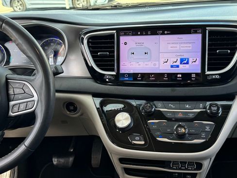 Used 2022 Chrysler Pacifica Touring-L FWD image 22