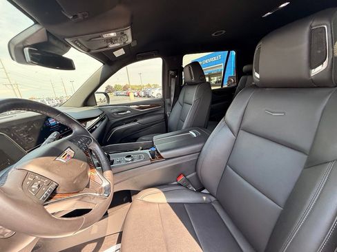 Used 2024 Cadillac Escalade Luxury AWD/4WD image 5