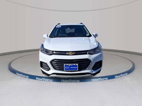 Used 2022 Chevrolet Trax LT w/ LT Convenience Package image 2