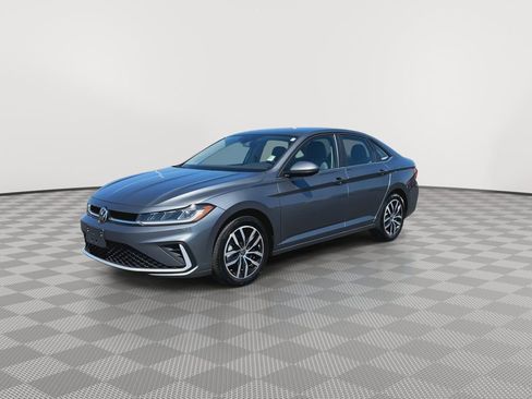 Used 2025 Volkswagen Jetta SE FWD image 4