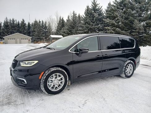 New 2026 Chrysler Pacifica Select image 3