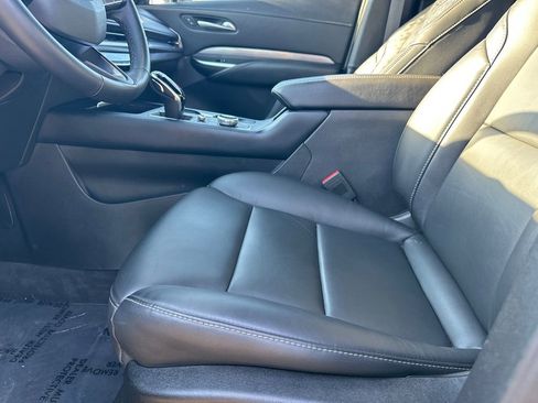 Used 2025 Cadillac XT4 Premium Luxury image 9
