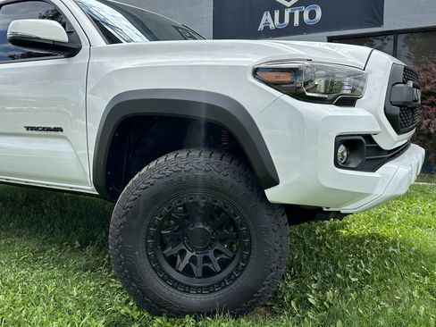 Used 2021 Toyota Tacoma TRD Off-Road w/ Technology Package image 4