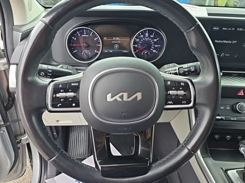 Certified 2022 Kia Carnival LX FWD image 11