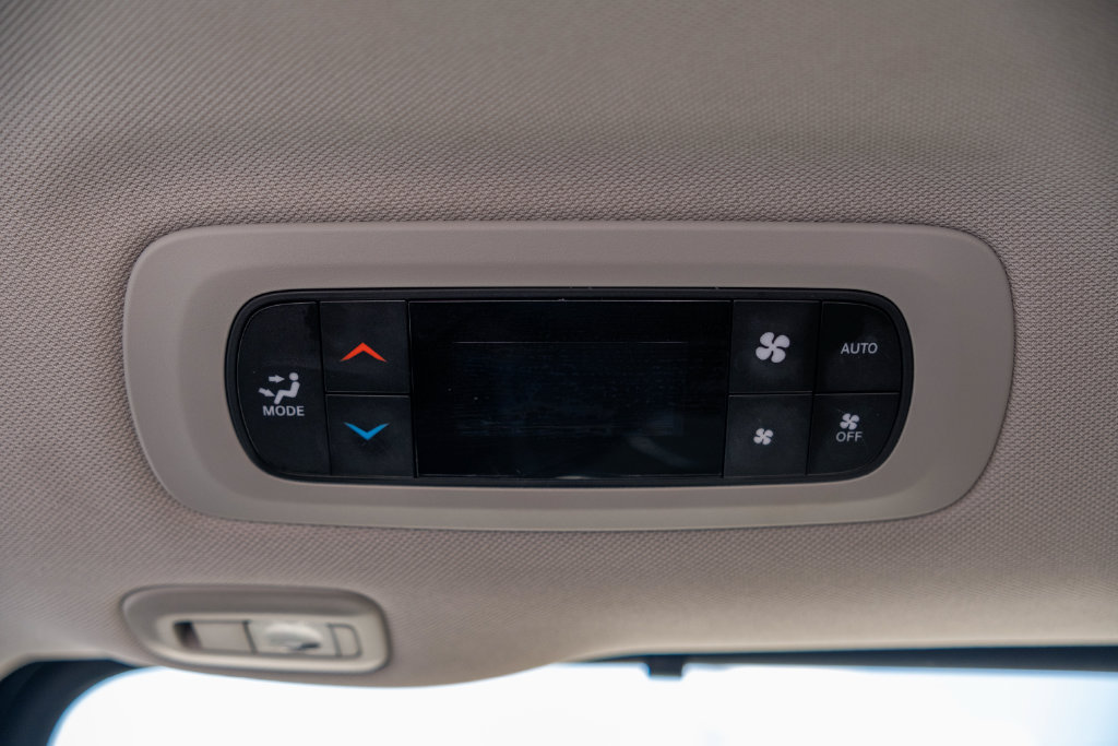 Used 2024 Chrysler Pacifica Limited FWD image 18