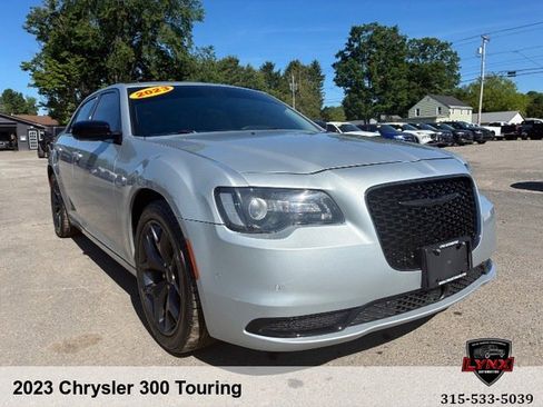 Used 2023 Chrysler 300 Touring w/ Safetytec Plus Group RWD image 7