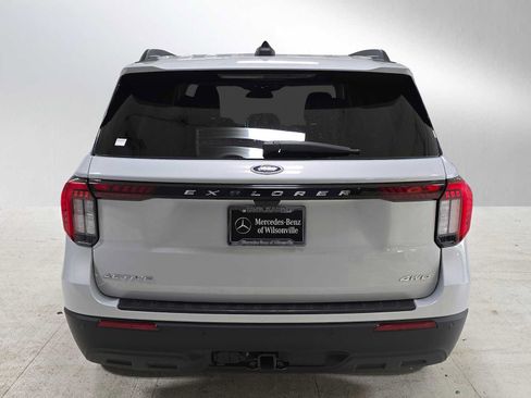 Used 2025 Ford Explorer Active AWD/4WD image 4