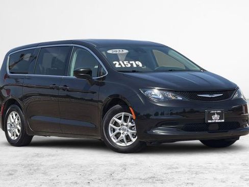 Used 2023 Chrysler Voyager LX FWD image 2