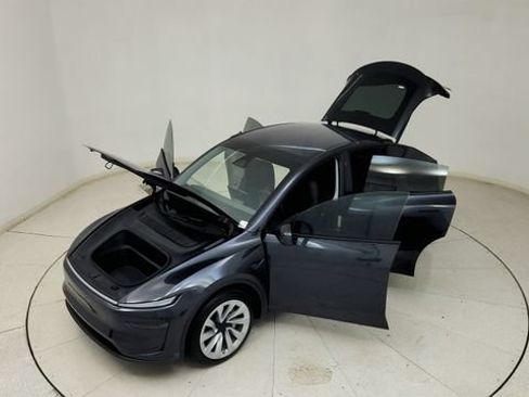 Used 2026 Tesla Model Y Long Range RWD image 31