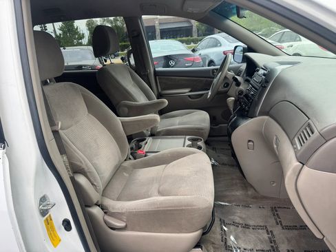 Used 2010 Toyota Sienna LE FWD image 14