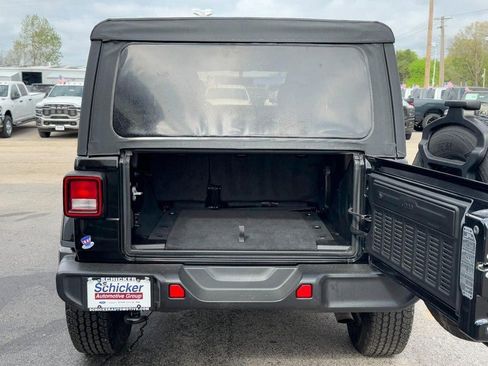 Used 2022 Jeep Wrangler Unlimited Sahara AWD/4WD image 5