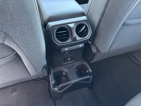 Used 2025 Jeep Wrangler Unlimited Sahara AWD/4WD image 21