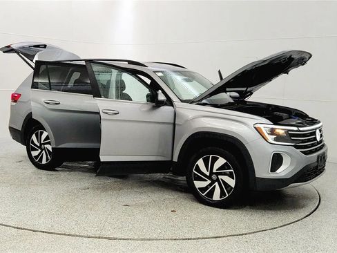 Used 2025 Volkswagen Atlas SE image 9