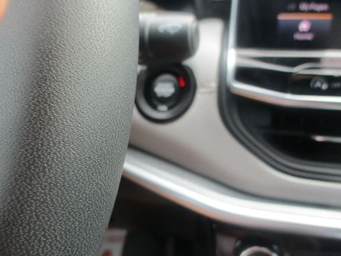 Used 2025 Jeep Compass Limited AWD/4WD image 6