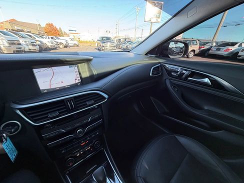 Used 2018 INFINITI QX30 Premium w/ Navigation Package image 21