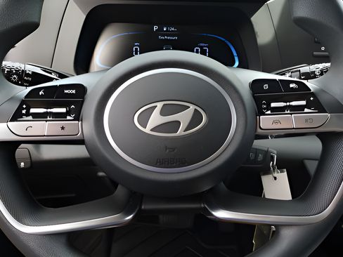 Used 2025 Hyundai Elantra SE FWD image 19