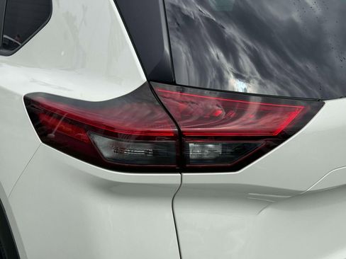 Used 2023 Nissan Rogue SV image 9