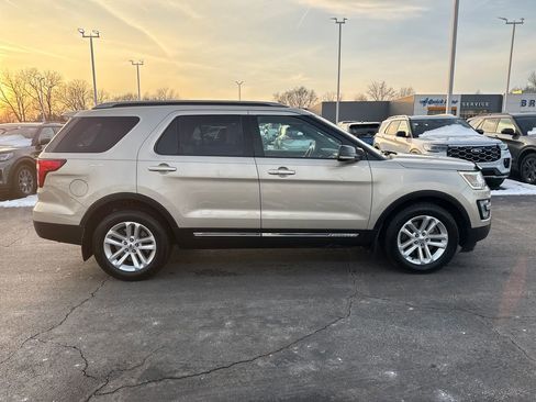 Used 2017 Ford Explorer XLT w/ Equipment Group 202A image 6