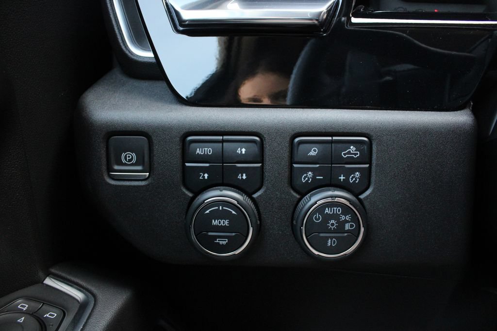 Used 2024 Chevrolet Silverado 1500 RST AWD/4WD image 9
