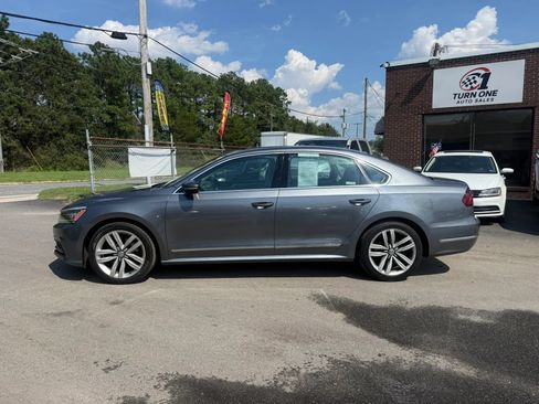 Used 2017 Volkswagen Passat 1.8T SE FWD image 2