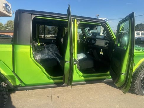 New 2025 Jeep Gladiator Willys image 16