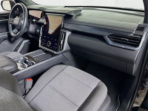 Used 2025 GMC Acadia Elevation image 29