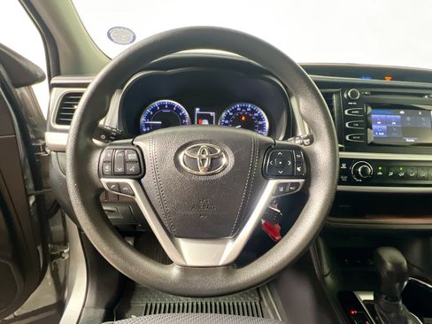 Used 2019 Toyota Highlander LE AWD/4WD image 17