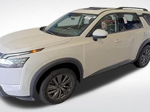 Used 2022 Nissan Pathfinder SV w/ SV Premium Package image 3