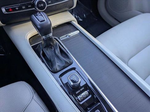 Used 2020 Volvo XC90 T5 Momentum w/ Protection Package Premier image 12