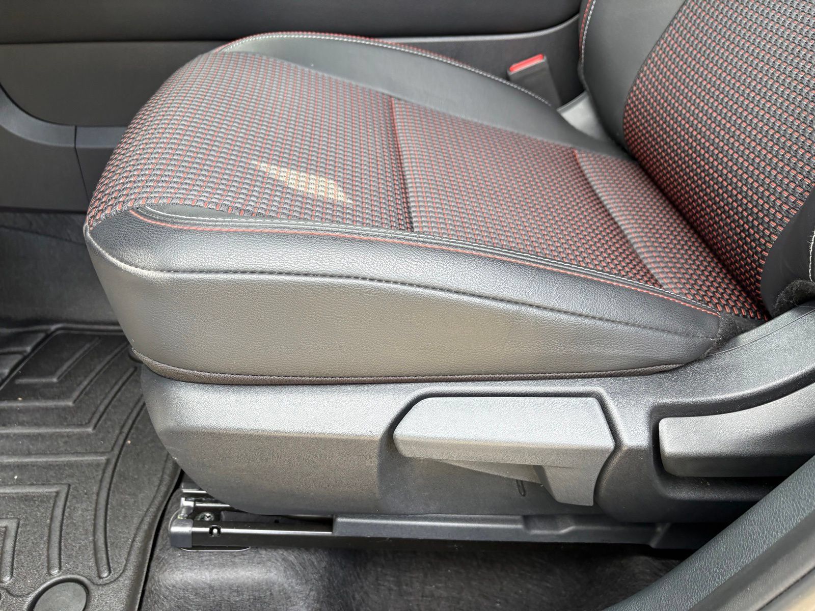 Used 2025 Nissan Kicks SR AWD/4WD image 27