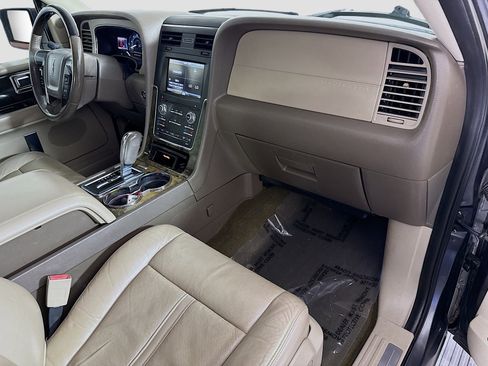 Used 2015 Lincoln Navigator 2WD image 30