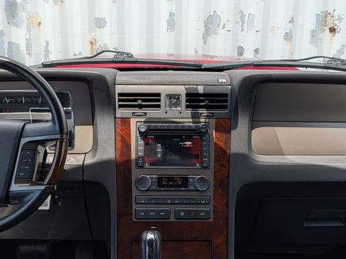 Used 2014 Lincoln Navigator 2WD image 19