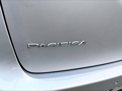 Used 2024 Chrysler Pacifica Touring-L image 8