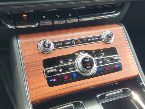 Used 2024 Lincoln Aviator Reserve w/ Equipment Group 201A AWD/4WD image 18