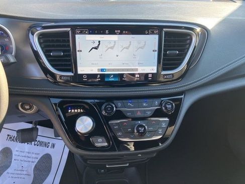 New 2026 Chrysler Pacifica Select AWD/4WD image 17