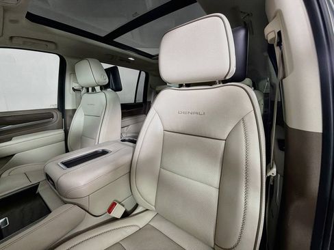 Used 2021 GMC Yukon XL Denali w/ Denali Premium Package AWD/4WD image 12