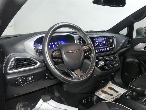 Used 2018 Chrysler Pacifica Limited w/ Advanced Safetytec Group FWD image 24