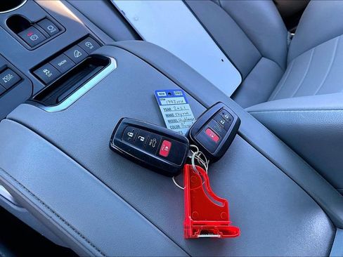 Used 2021 Toyota Highlander XLE image 35