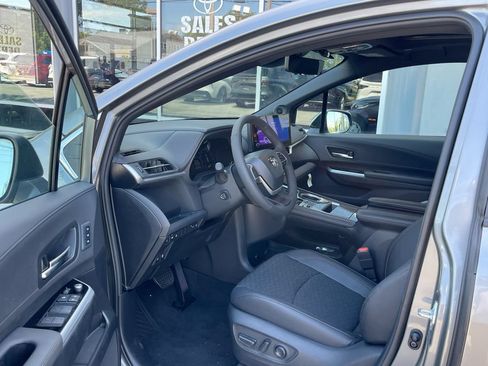 Used 2026 Toyota Sienna Limited FWD image 11