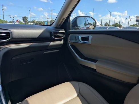 Used 2022 Ford Explorer Limited w/ Equipment Group 301A AWD/4WD image 17