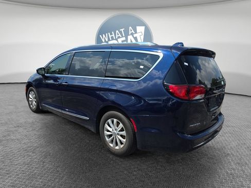 Used 2018 Chrysler Pacifica Touring-L FWD image 6