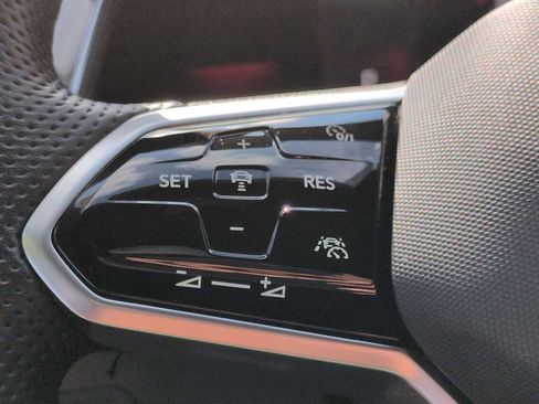 Used 2023 Volkswagen Tiguan SE R-Line image 25