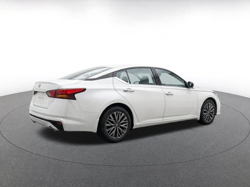 Used 2025 Nissan Altima 2.5 SV FWD image 11